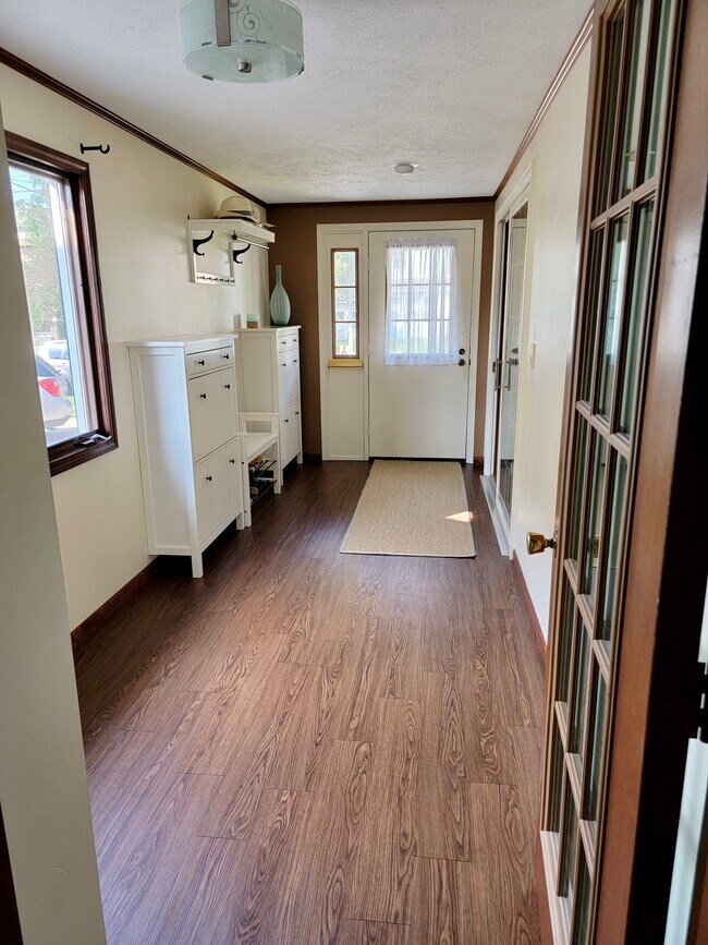 Sunny entry - 425 Halley St