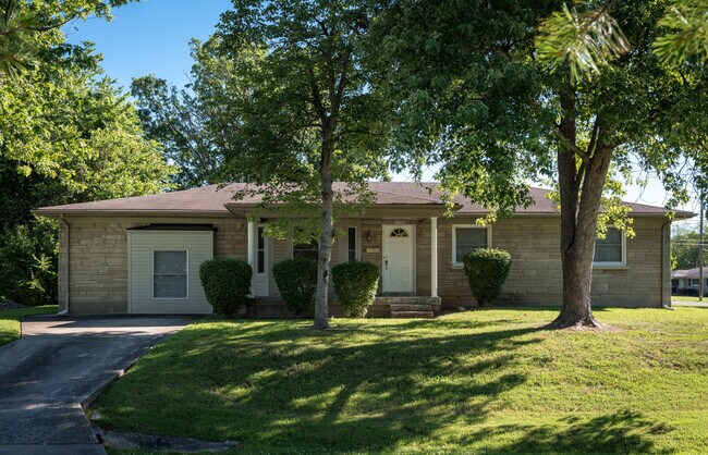 Foto del edificio - Spacious stone ranch on large corner lot, ...