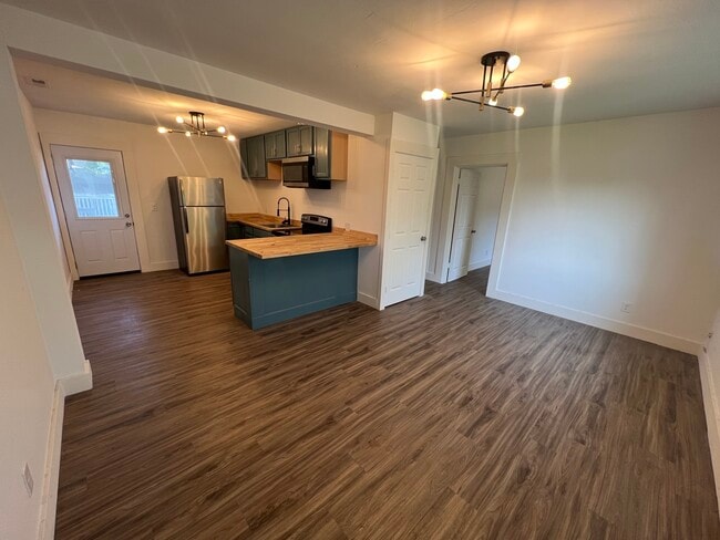 Building Photo - SIx Unit (1410 E 5th)