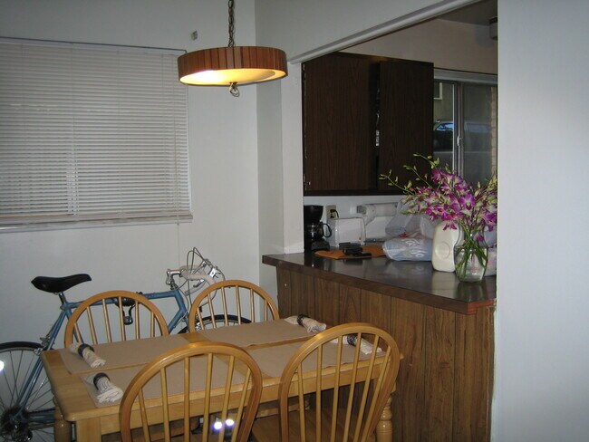 Apartamento de dos habitaciones con sala de estar y vista a la cocina. - 415 Lawrence St