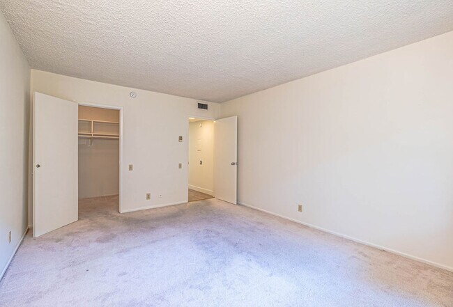 Bedroom Closet - 1025 N Kings Rd