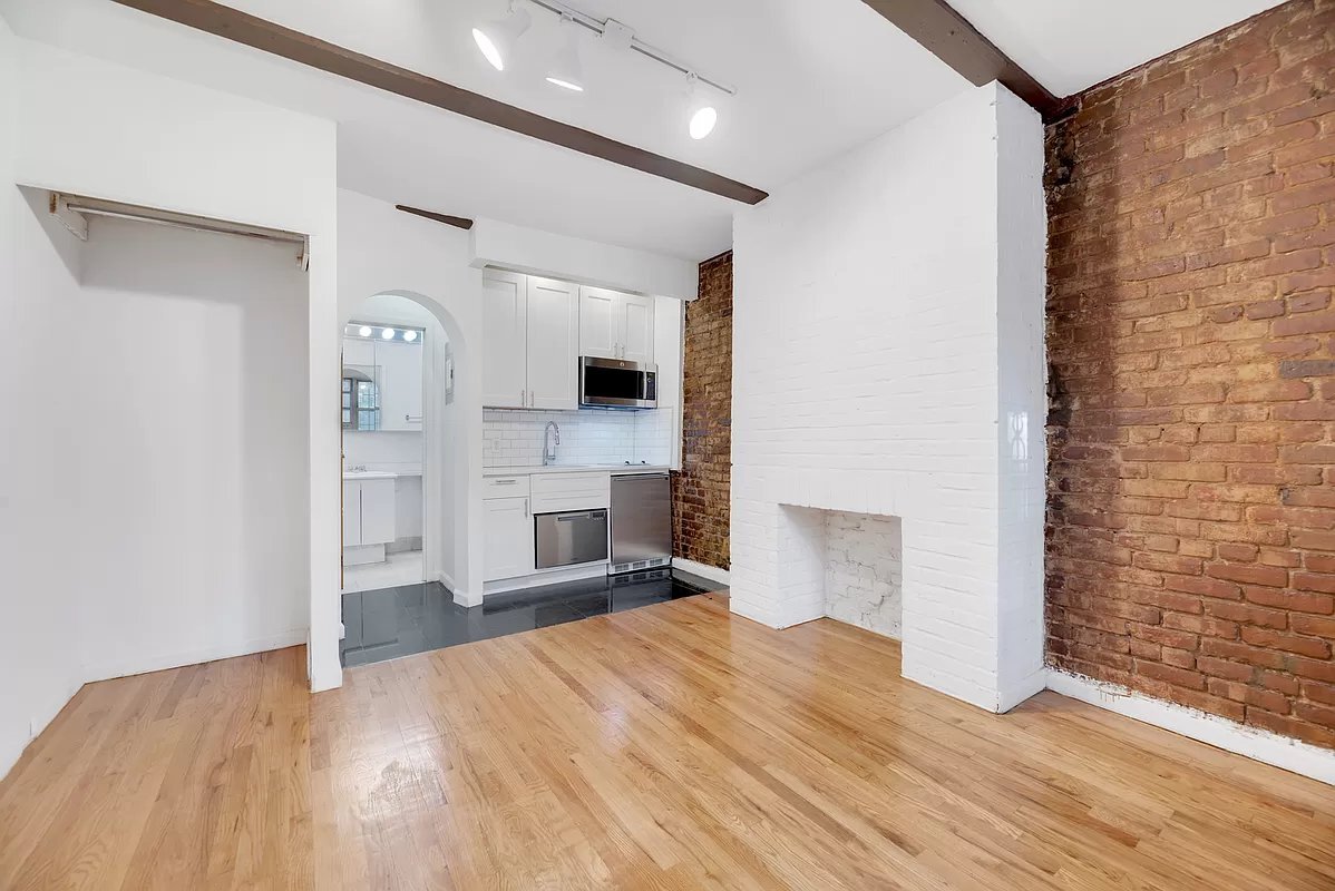Primary Photo - 224 Sullivan Street