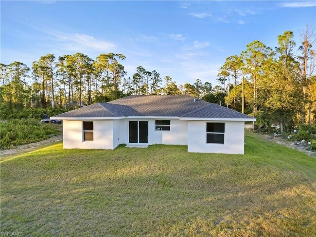 Building Photo - 732 Asher St E