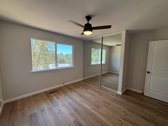 Foto del edificio - 4064 Chestnut Ln