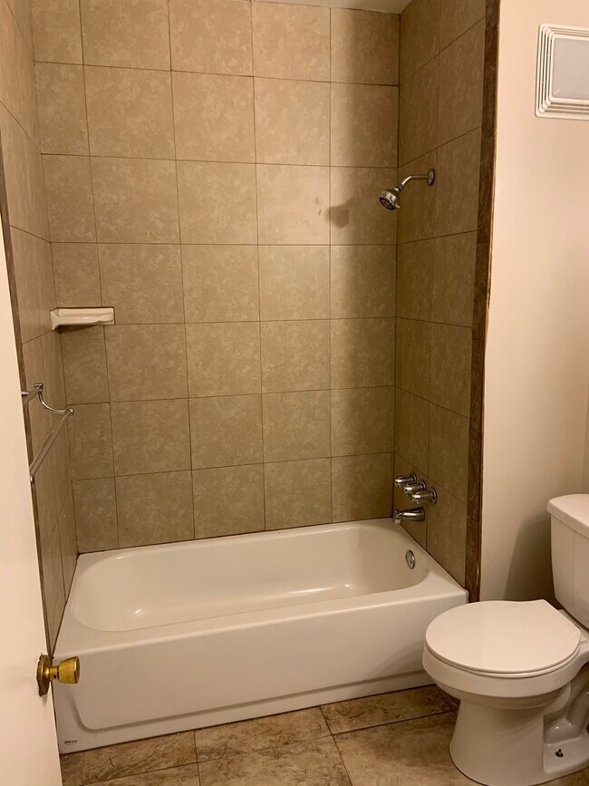 Full bathroom - 20 S Paul Laurence Dunbar St