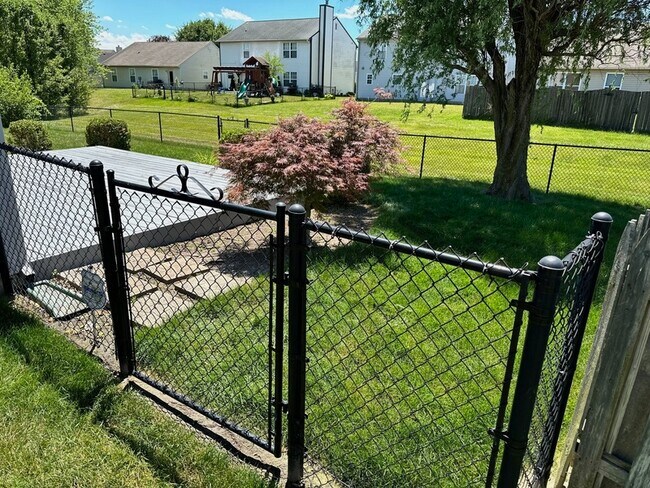 Building Photo - 722 Sweet Creek Dr