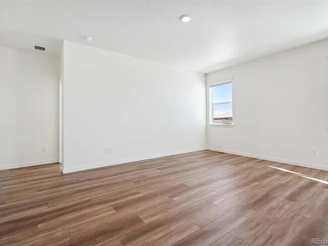 Foto del edificio - 43137 Capilano Clb Ct