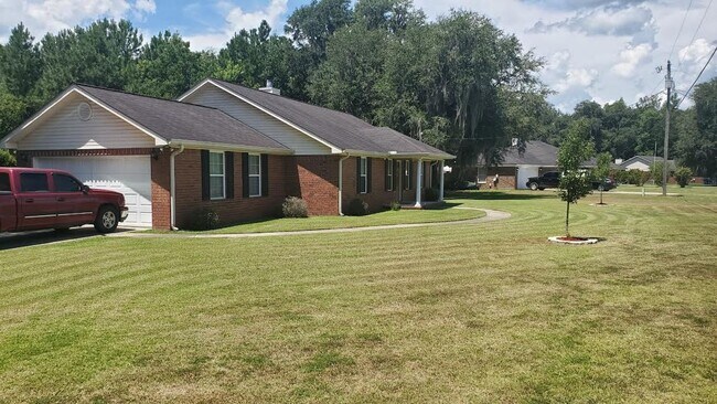 Building Photo - MOVE IN SPECIAL! $500 Off First Month's re...