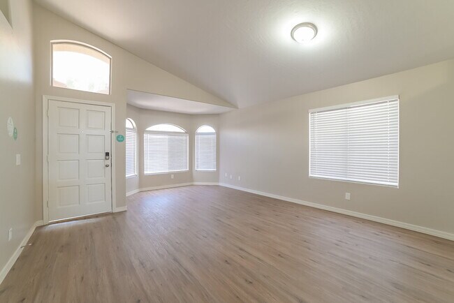 Foto del edificio - 8340 W Troy St