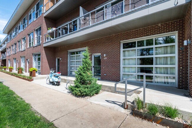Building Photo - 803 E Mifflin St