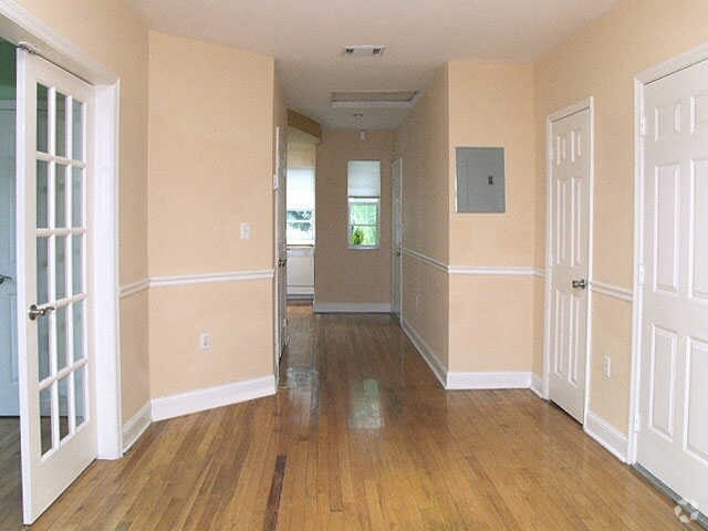 Pasillo - SoBe Apartment Rentals
