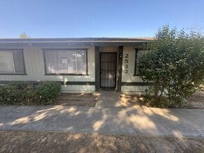 Building Photo - 2533-2537 W Chestnut Ct