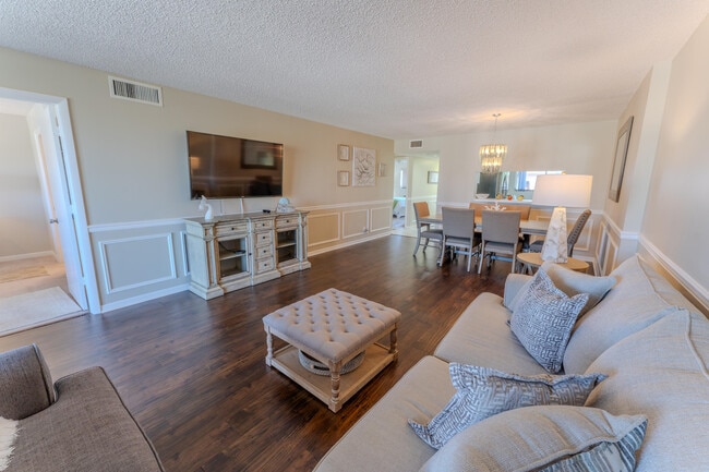 Foto del edificio - 4725 Lucerne Lakes Blvd E