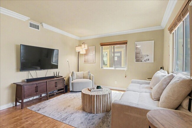 Foto del edificio - Walk to Balboa Park from This Beautiful Golden Hill Condo with Two Side-by-Side Parking Spaces