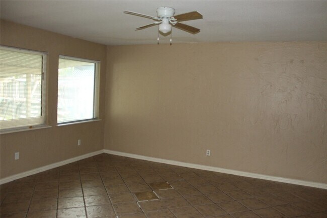 Foto del edificio - 2834 Hollandale Ln