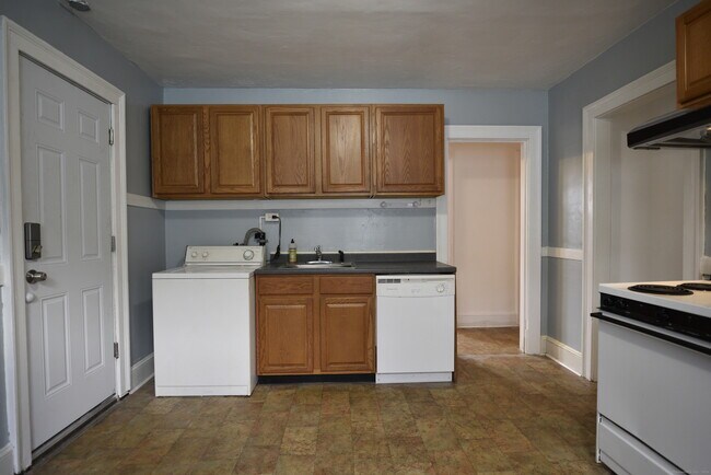 Building Photo - 214 Quaker Ln S