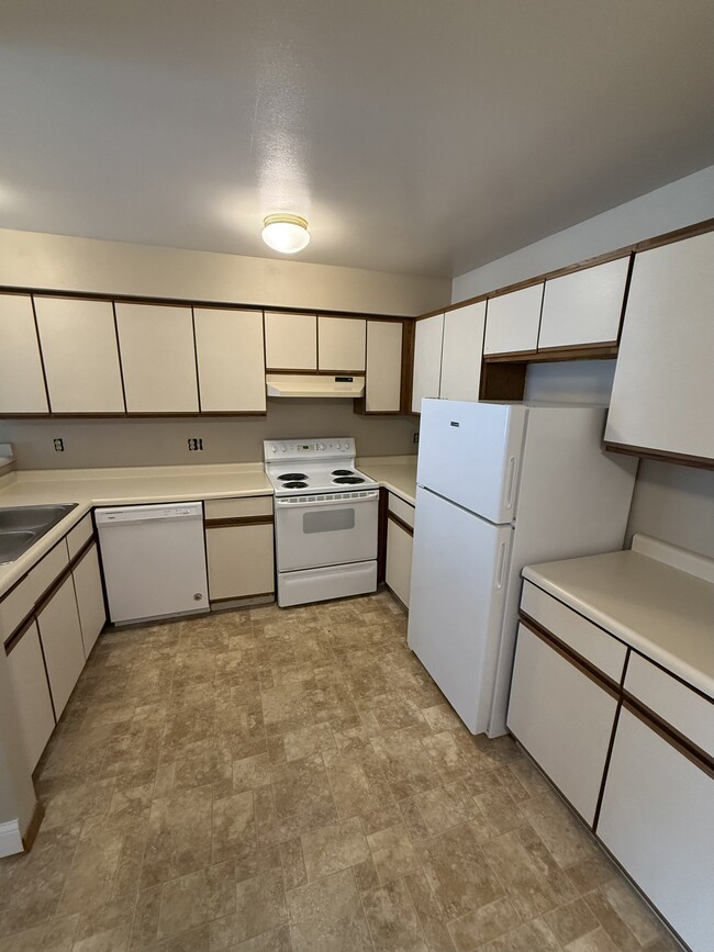 Kitchen - Hemlock Street Apartments
