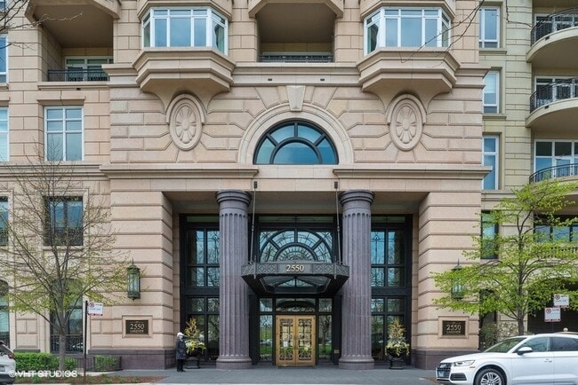 Foto del edificio - 2550 N Lakeview Ave