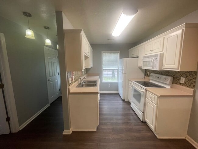 Building Photo - 111 Mel Ville