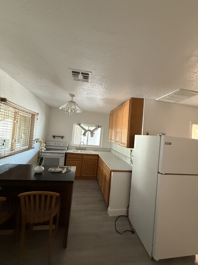 Primary Photo - 2443 E Earll Dr
