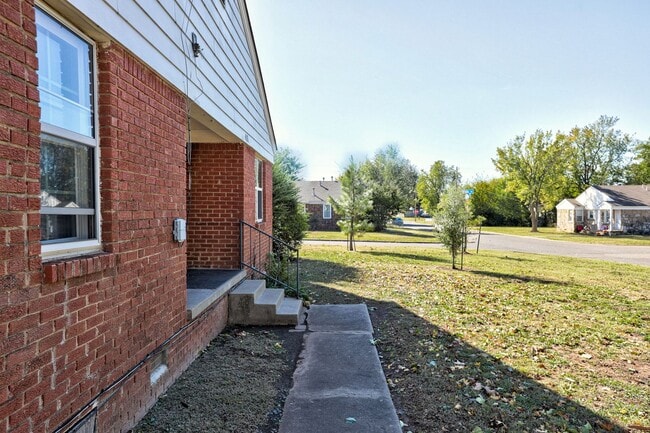 Foto del edificio - Charming 1-Bedroom Duplex in a Quiet Oklah...
