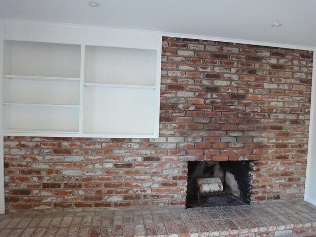 Familly room w/fireplace - 3 Le Claire Ct