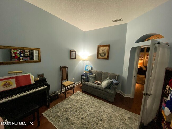 Building Photo - 600 Pineland Ln