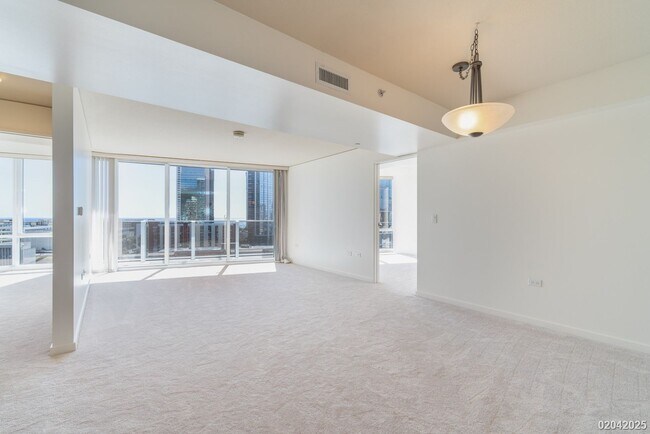 Foto del edificio - 2 BD/2 BA/2 Parking Condo in the Moana Pacific