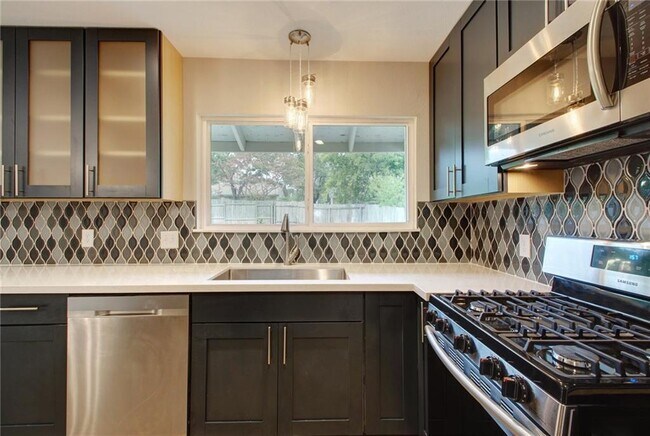 Foto del edificio - 8808 Clarewood Dr