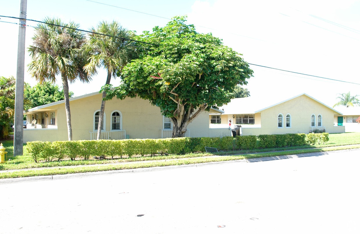 Building Photo - 411 Banks Rd