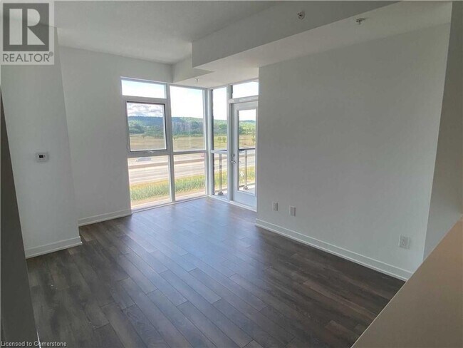Photo du bâtiment - 550 N Service Rd