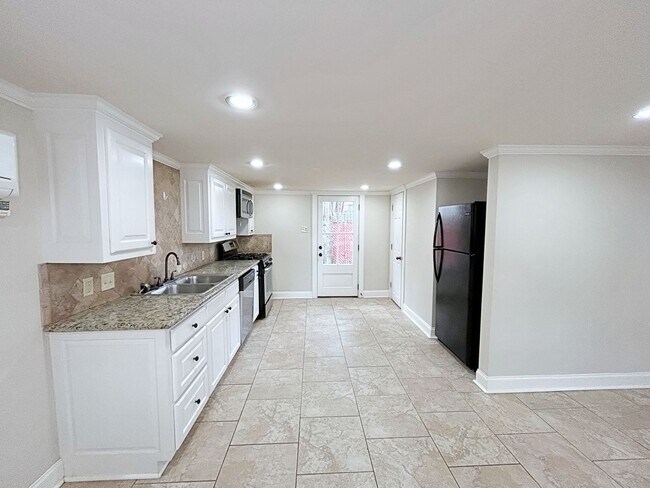 Foto del edificio - 2 Bedroom Downstairs Condo in Capital Heights
