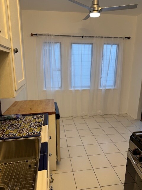 Cocina comedor con grandes ventanales luminosos. - 232 N Clark Dr