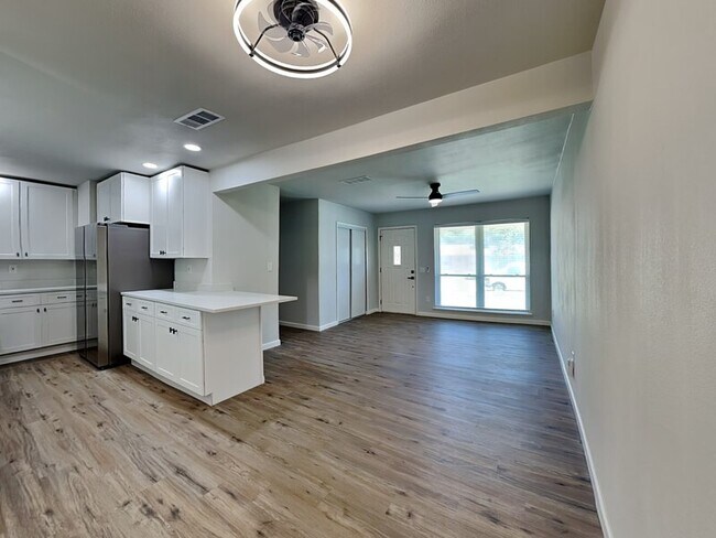 Building Photo - 12504 Shorecrest Ln