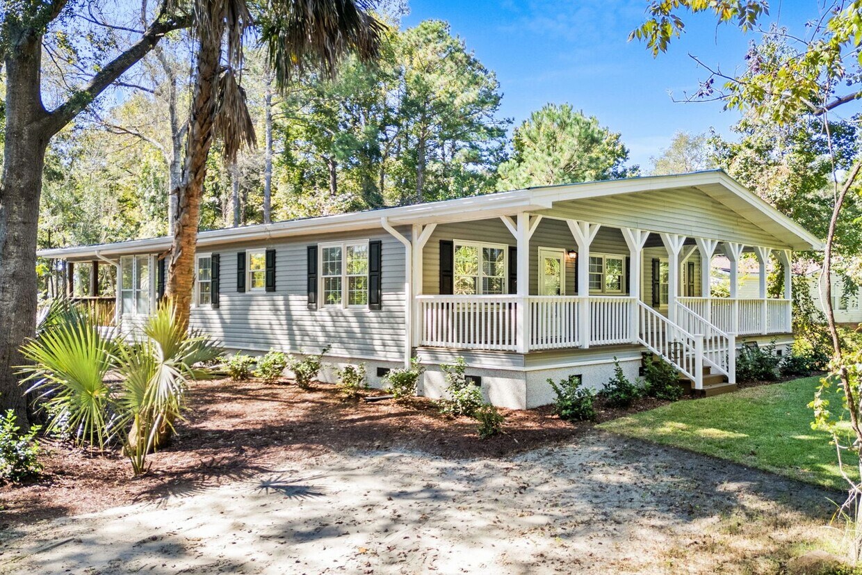 Foto principal - Spacious 4 Bedroom 2 bath home in Pawley's...
