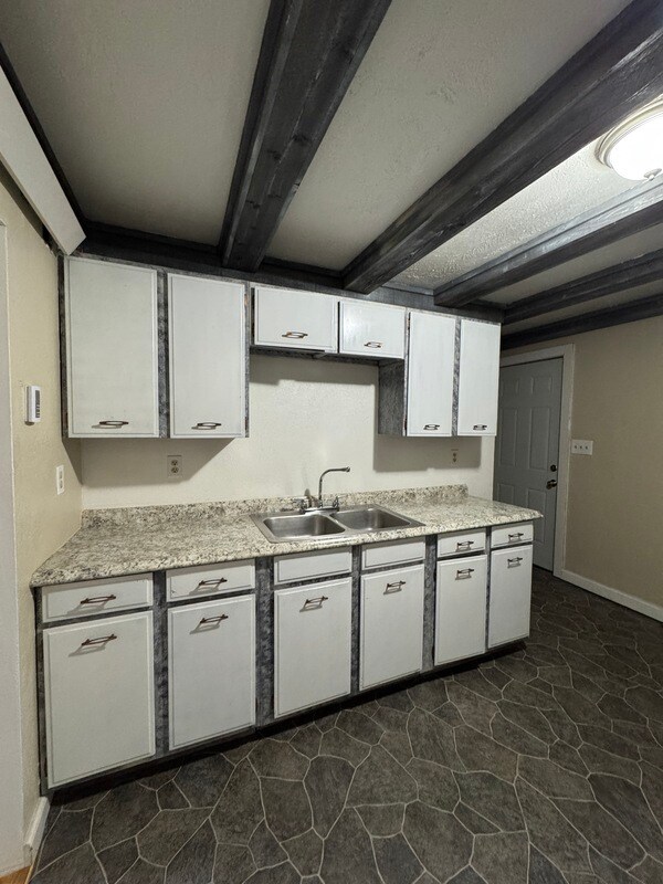 Foto del edificio - 1221 Waldman Ave