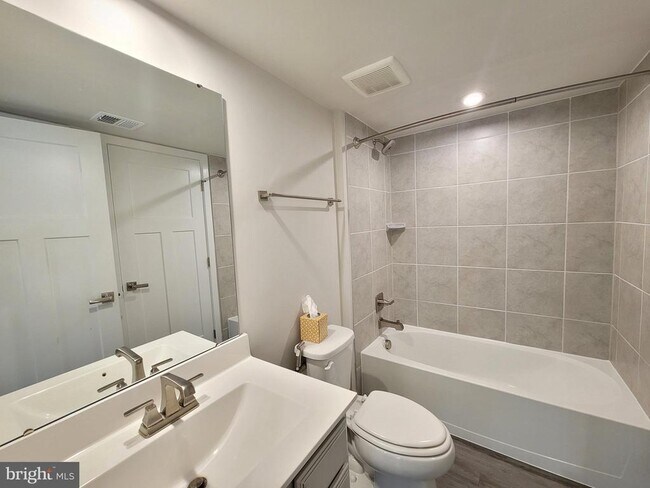 Building Photo - 8667 Shady Pines Dr