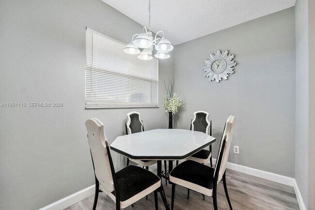 Foto del edificio - 23249 Barwood Ln N