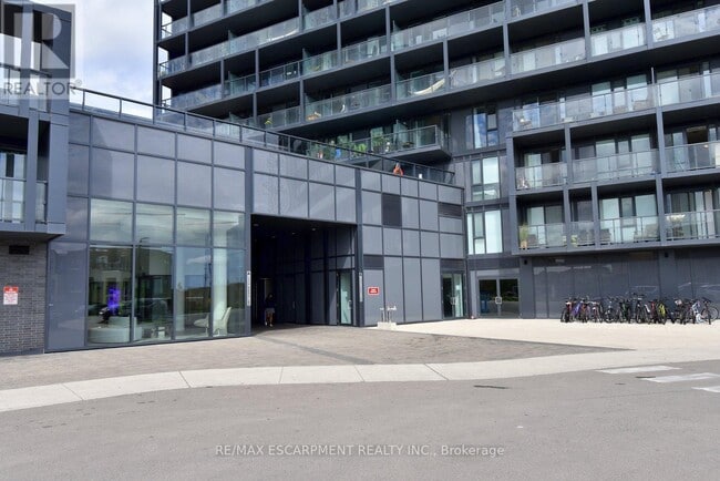 Photo du bâtiment - 3200 Dakota Cmn