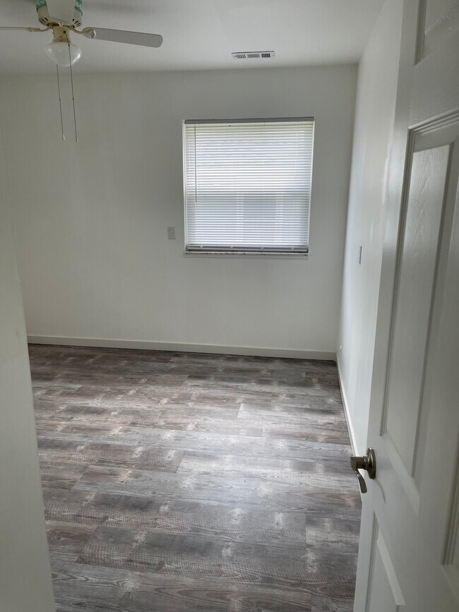 Building Photo - 113 Hope Dr