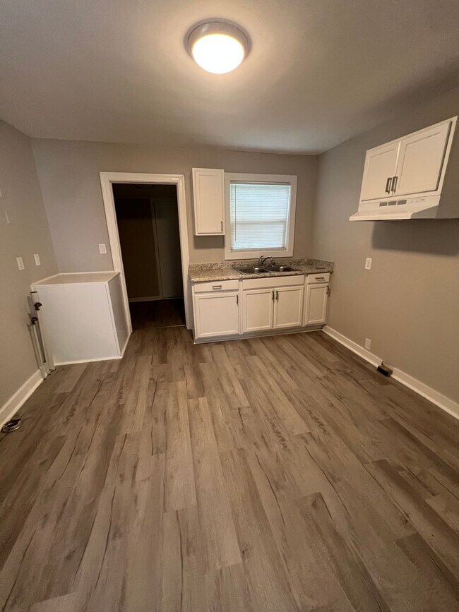 Foto del edificio - Remodeled 2 Bedroom in Camp North End area