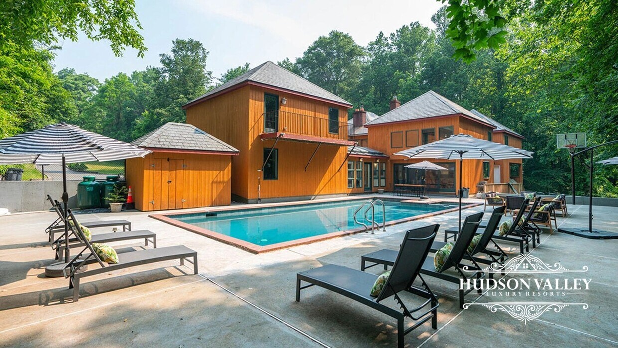 Primary Photo - Elegant 7-Bedroom Estate in White Plains –...