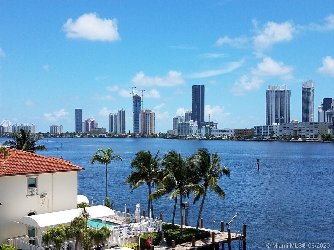 Foto principal - 4000 NE 170th St
