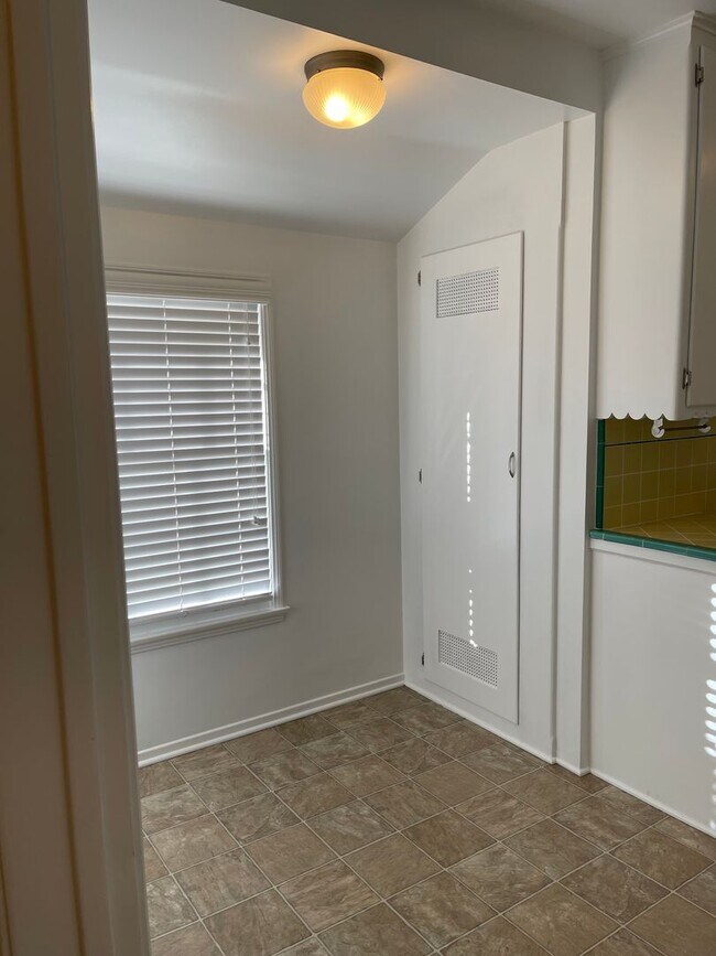 Foto del edificio - Pristine Original Westchester Home in North Kentwood