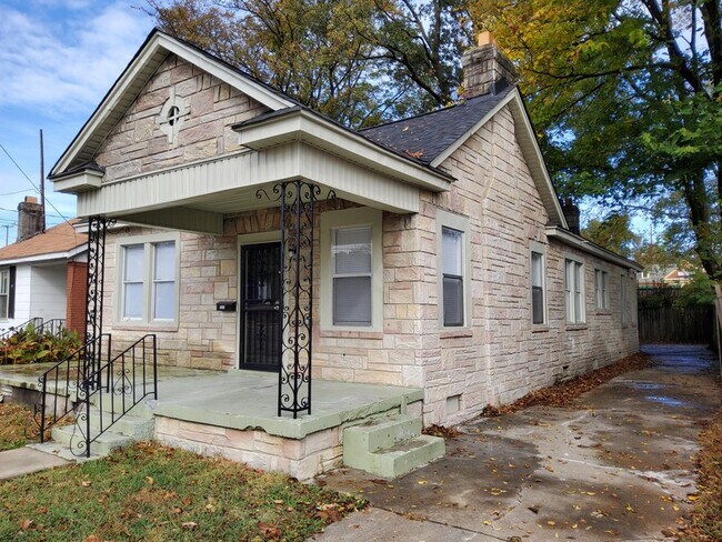 Building Photo - 1894 E McLemore Ave