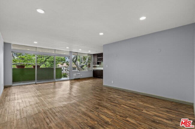 Foto del edificio - 1200 Flores St