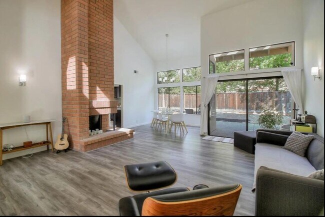 Foto del edificio - 1029 Foothill Dr