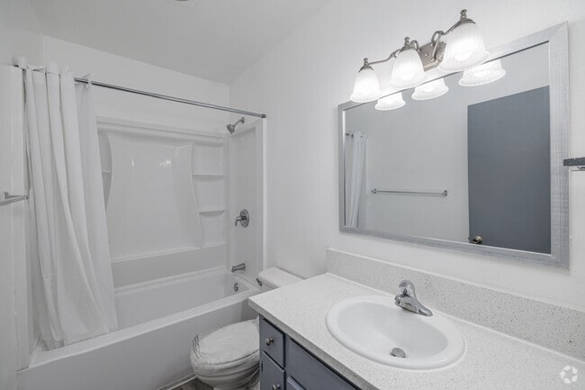 2 habitaciones, 1 baño - 925 pies cuadrados - Baño - Casa Corona