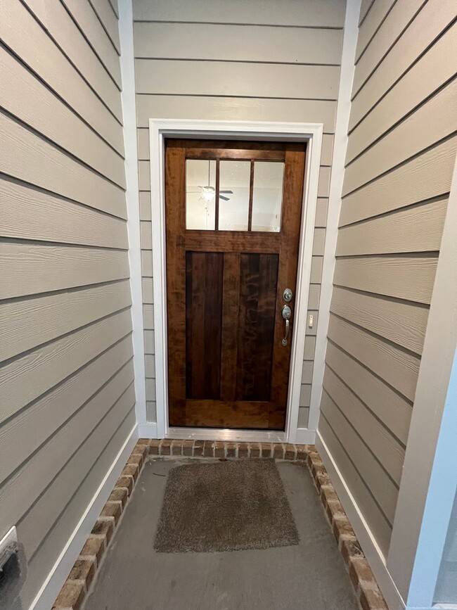 Building Photo - 3 Bed 2 Bath Home with Porches and Huge Ba...