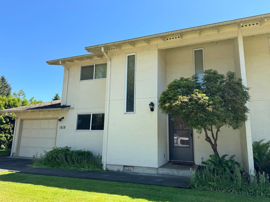 3 bedroom 2.5 bathroom duplex off Coburg Rd. - 3 bedroom 2.5 bathroom duplex off Coburg Rd.